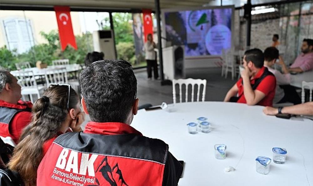 Bornova'da orman yangınlarının nedenleri ve &ccedil;&ouml;z&uuml;m yolları masaya yatırıldı