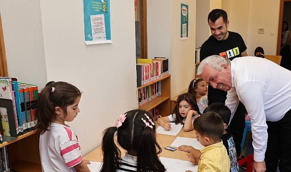 Başkan Şadi &Ouml;zdemir, &ccedil;ocuklar ve ebeveynleri ile k&uuml;t&uuml;phane buluştu
