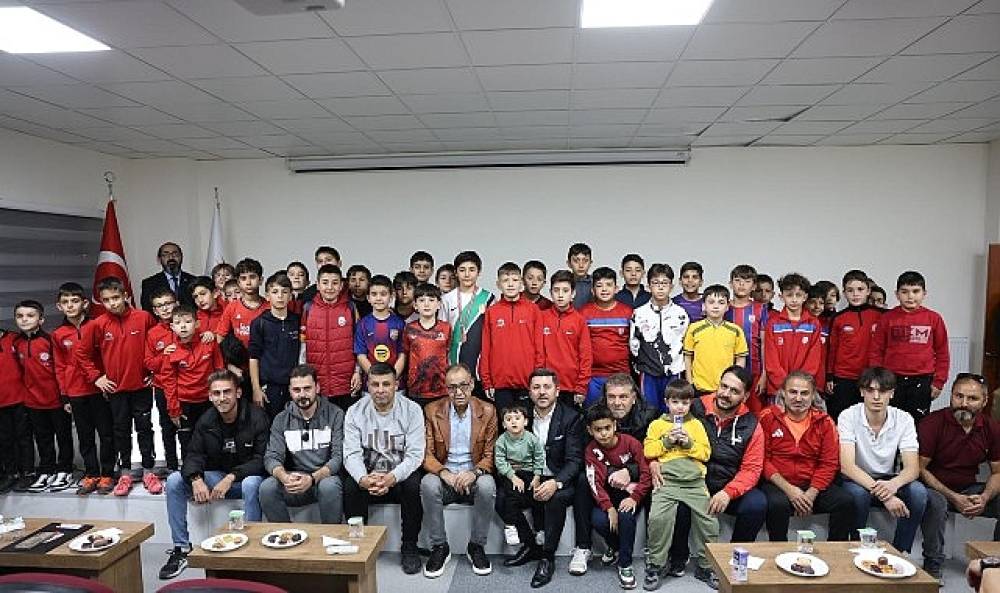 Rasim Arı Başkan'dan Minik Futbolculara Krampon Hediyesi