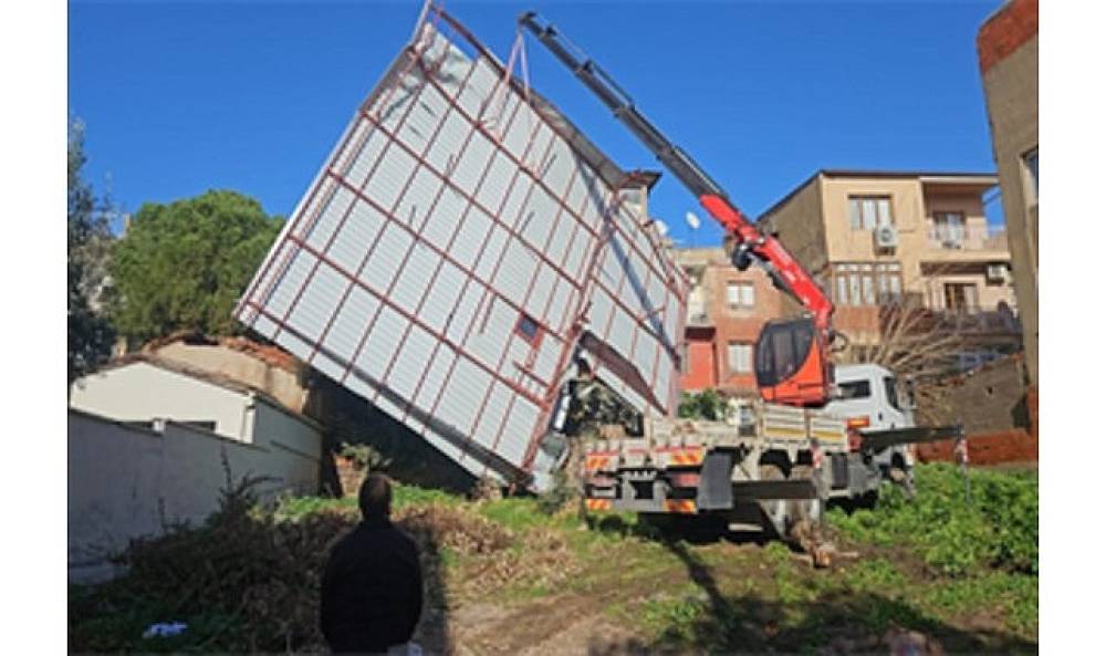 İzmir B&uuml;y&uuml;kşehir Belediyesi ekiplerinin sağanak ve fırtına mesaisi