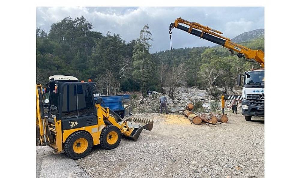 Kemer'de temizlik &ccedil;alışmaları s&uuml;r&uuml;yor