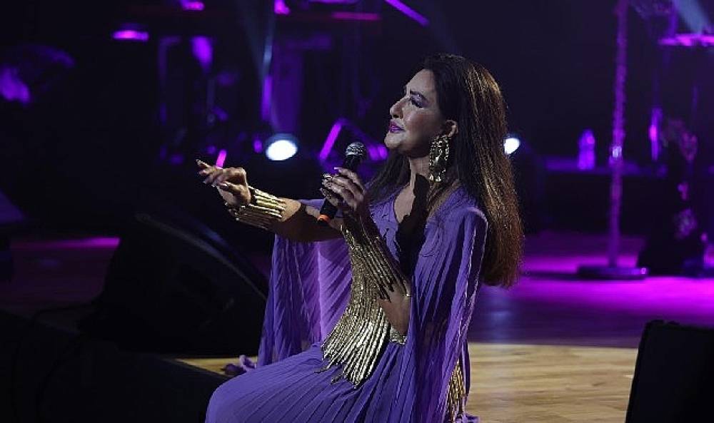 Başkan &Ccedil;er&ccedil;ioğlu 8 Mart D&uuml;nya Kadınlar G&uuml;n&uuml;'nde vatandaşları sevilen sanat&ccedil;ı N&uuml;khet Duru ile buluşturdu