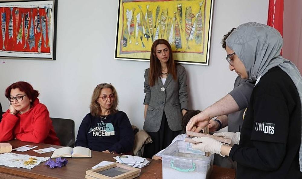 Geleneksel y&ouml;ntemle k&acirc;ğıt yapımını &ouml;ğrendiler