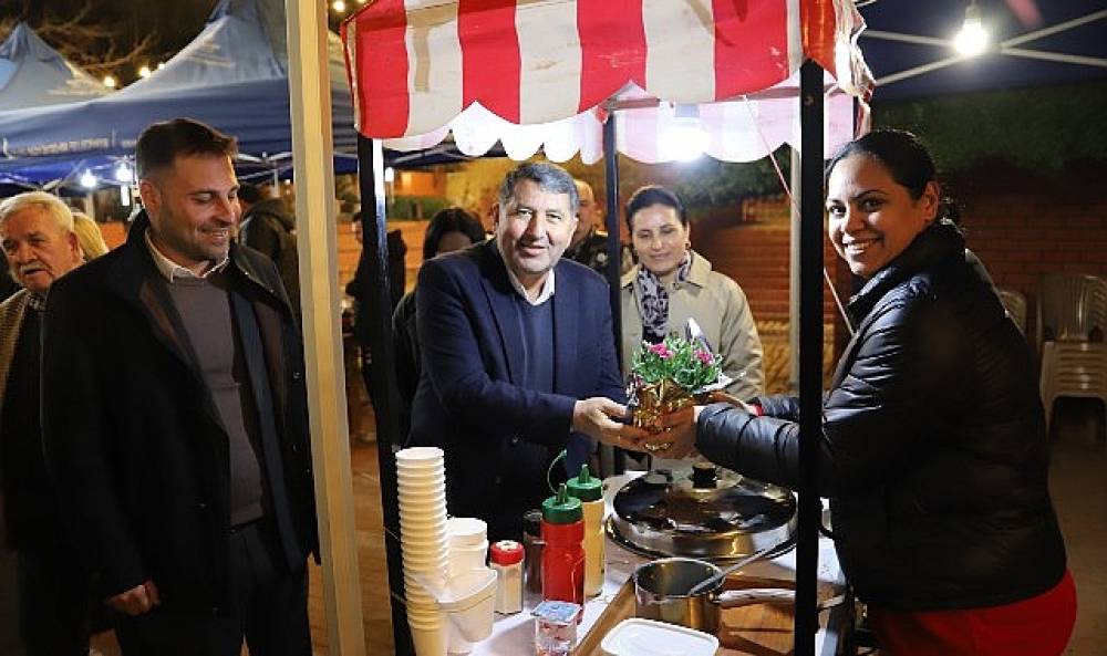 Bayındır'da M&uuml;zik ve &Ccedil;i&ccedil;eklerle Dolu Akşam: Kadınlar G&uuml;n&uuml; Ramazan Sokağı'nda Kutlandı