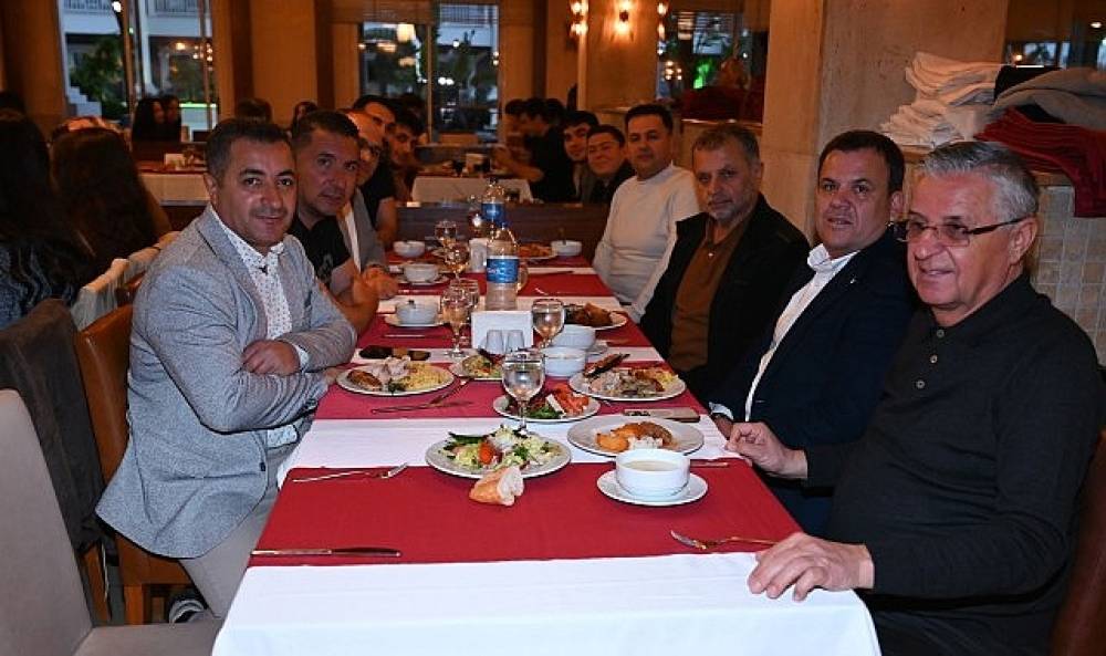 Başkan Topaloğlu'ndan &ouml;ğrencilere iftar yemeği
