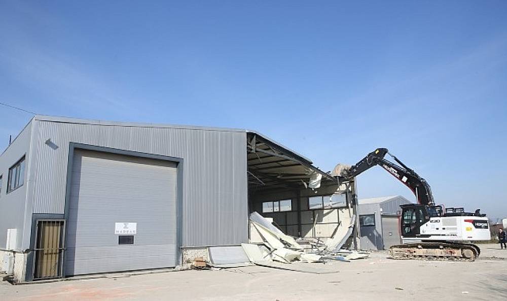 Nil&uuml;fer'de 4 ka&ccedil;ak bina yıkıldı