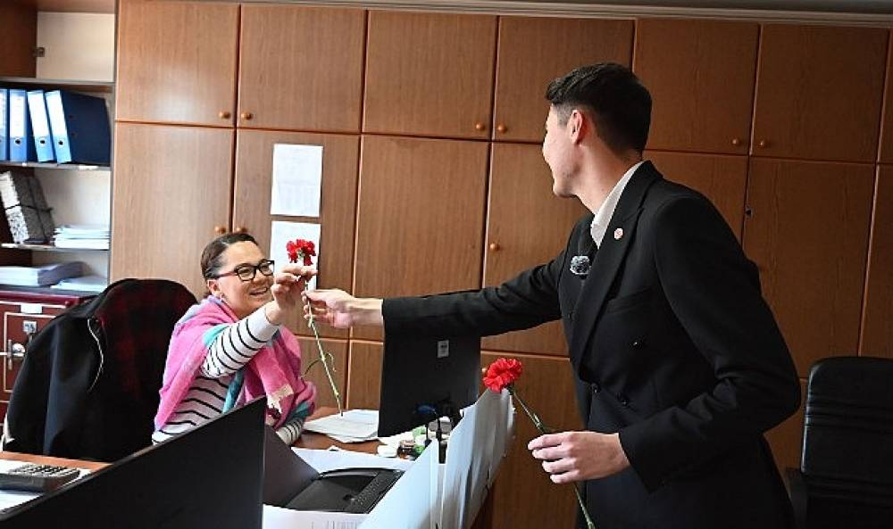 Gen&ccedil;lerden kadınlara karanfil