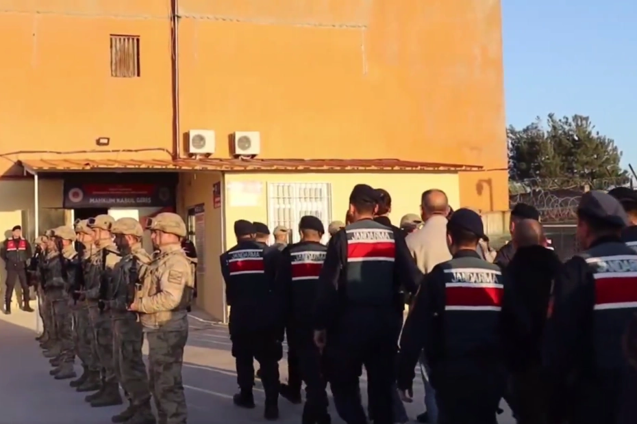 3 İLDE TEFECİLİK OPERASYONU: 1,2 MİLYAR TL DEĞERİNDE MAL VARLIĞINA EL KONULDU, 7 ŞÜPHELİ TUTUKLANDI