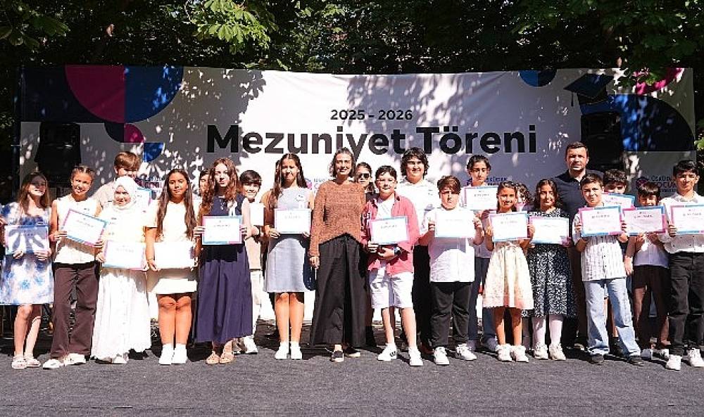 &Uuml;sk&uuml;dar &Ccedil;ocuk &Uuml;niversitesi'nde Mezuniyet Coşkusu
