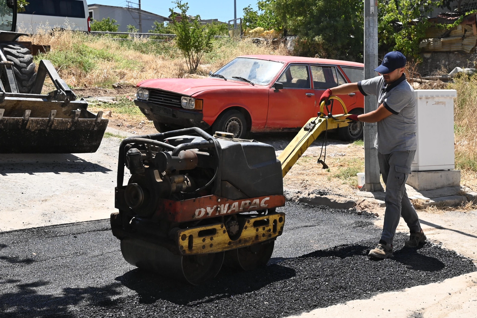 Karabağlar'da Yol Onarım Çalışmaları Hız Kesmeden Devam Ediyor