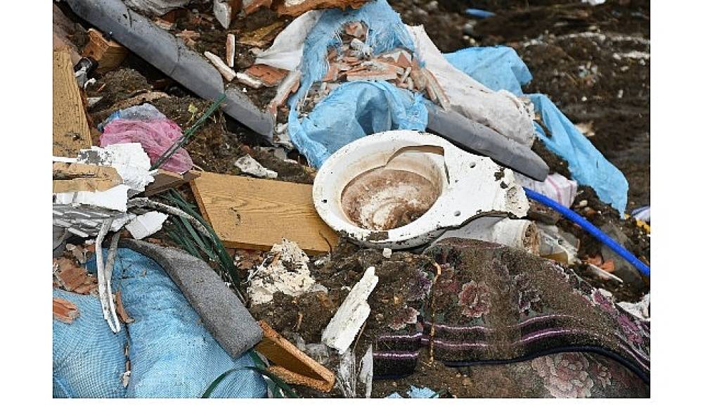 Ka&ccedil;ak d&ouml;k&uuml;len y&uuml;zlerce ton atık temizleniyor