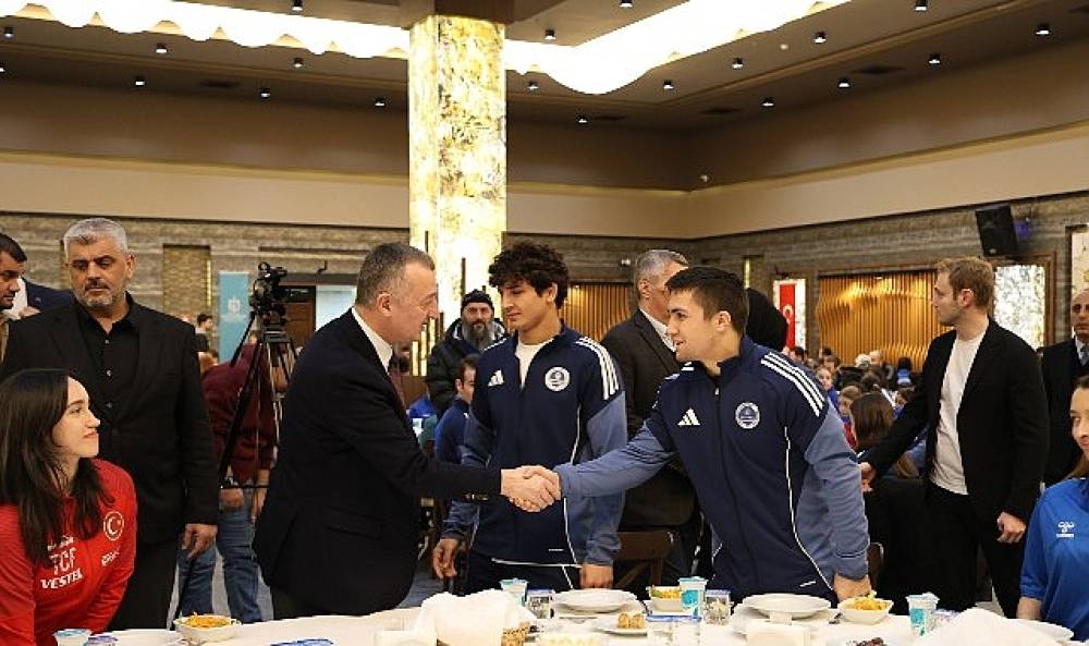 B&uuml;y&uuml;kakın başarılı sporcularla iftar yaptı