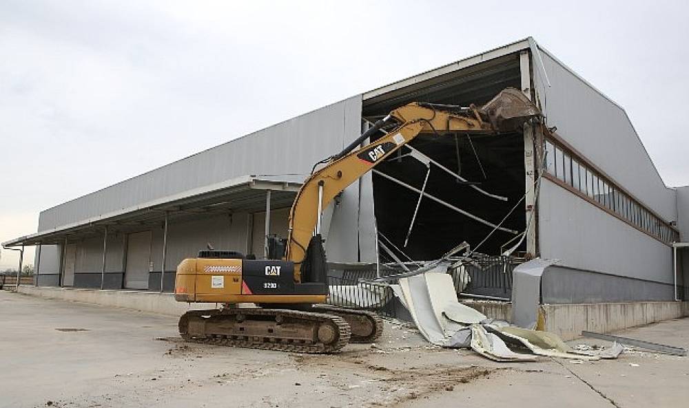 Nil&uuml;fer'de 4 bin metrekarelik ka&ccedil;ak depo yıkıldı