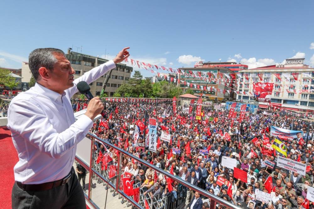 “Kale Yok, Kardeşlik Var”: CHP Lideri Özgür Özel Van Mitinginde Konuştu