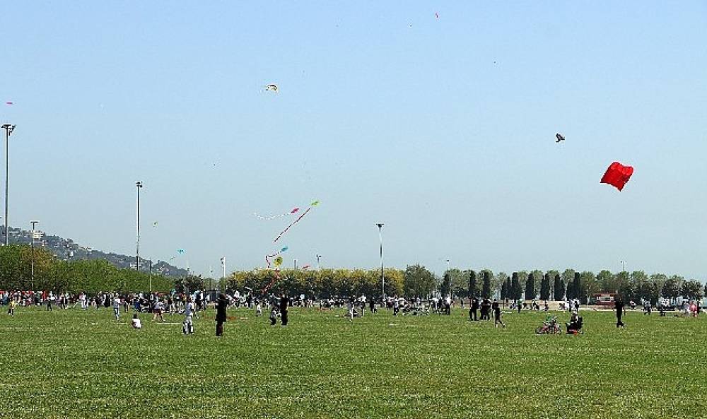 Maltepe'de g&ouml;ky&uuml;z&uuml; u&ccedil;urtmalarla renklendi