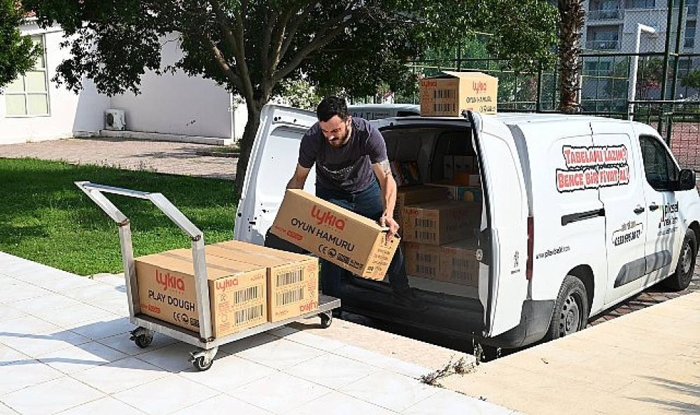 &Ouml;ğrencilerin kırtasiye malzemeleri Kemer Belediyesi'nden 