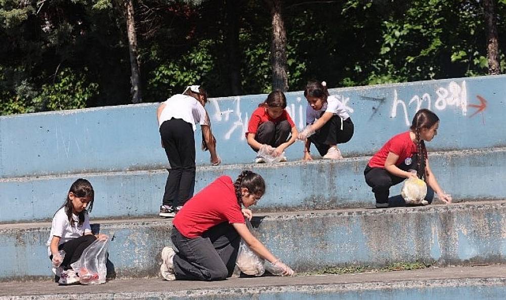 &Ouml;ğrencilerinden Mıntıka Temizliği