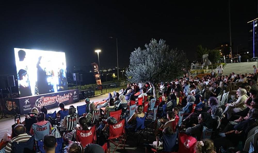 K&uuml;&ccedil;&uuml;k&ccedil;ekmece'de A&ccedil;ık Hava Sinema G&uuml;nleri "Neşeli G&uuml;nler" ile Başladı