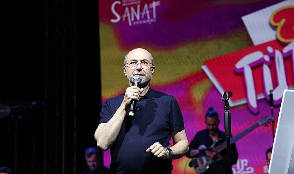 Sel&ccedil;uklu Belediyesi Sanat Akademisi'nden Unutulmaz 2000'ler T&uuml;rk&ccedil;e Pop Konseri