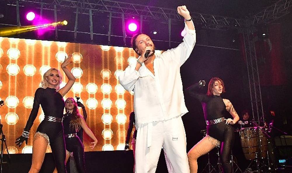 Engin Demircioğlu Sahneye Yabancı Dansçılarla Çıktı