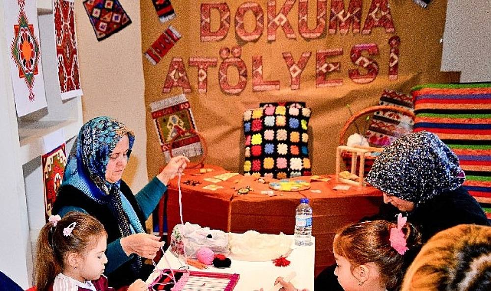 Bornova'da minik eller tezg&acirc;h başında
