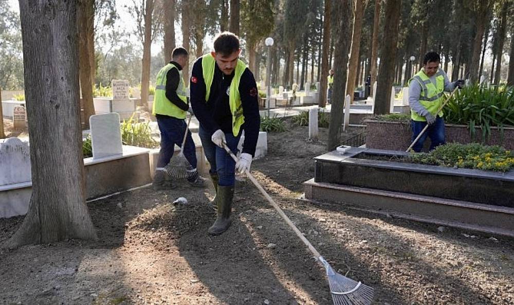 Burhaniye'de Ramazan Bayramı &Ouml;ncesi Mezarlıklarda Kapsamlı Temizlik
