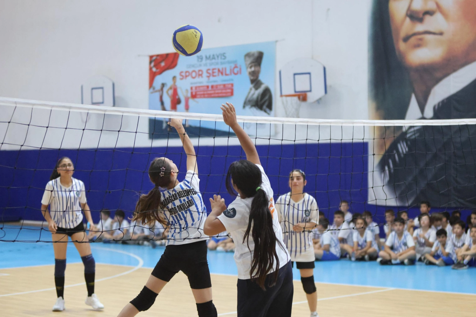 Karabağlar’da 19 Mayıs Coşkusu: 300 Genç Sporcu Yeteneklerini Sergiledi
