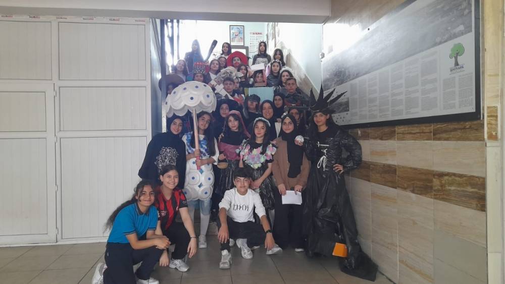 Öğrencilerden Geri Dönüşümle Moda Şöleni: 30 Kostüm Hayal Gücünden Doğdu