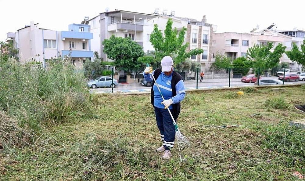 Didim Belediyesi'nden Okullarda Ot Bi&ccedil;me ve &Ccedil;evre D&uuml;zenleme &Ccedil;alışması