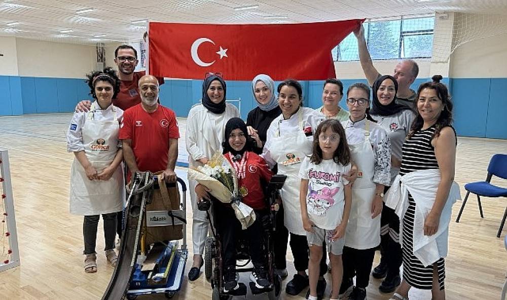 D&uuml;nya şampiyonu Havva Alyurt'a s&uuml;rpriz kutlama