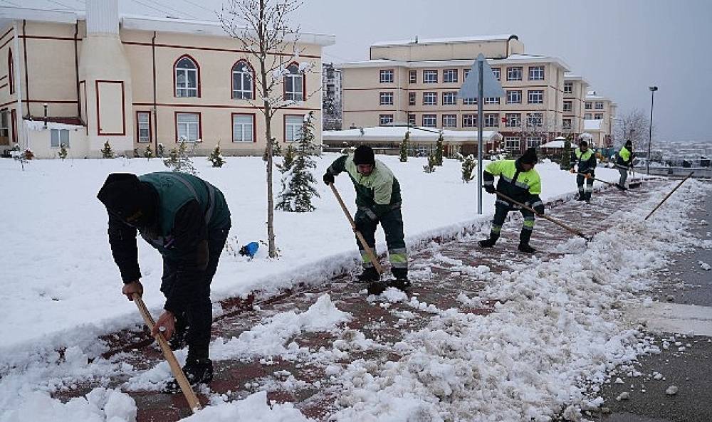 Yaya G&uuml;venliği İ&ccedil;in Kar K&uuml;reme ve Tuzlama Seferberliği Devam Ediyor