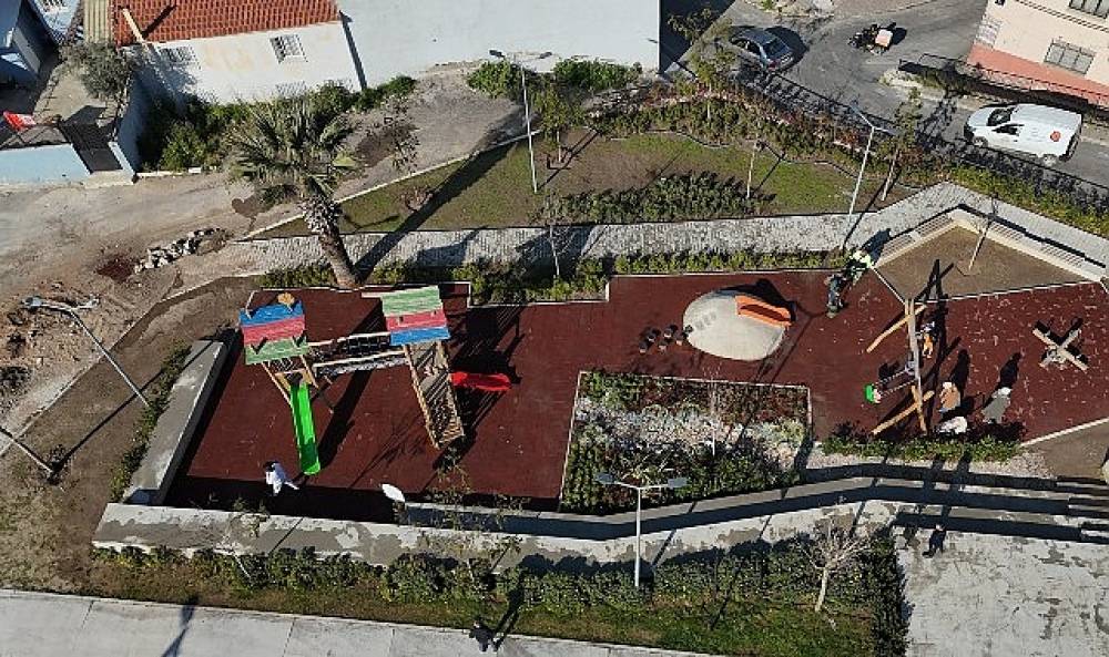 Konak'ın g&ouml;z bebeği Narin Parkı'na yağmur bah&ccedil;esi