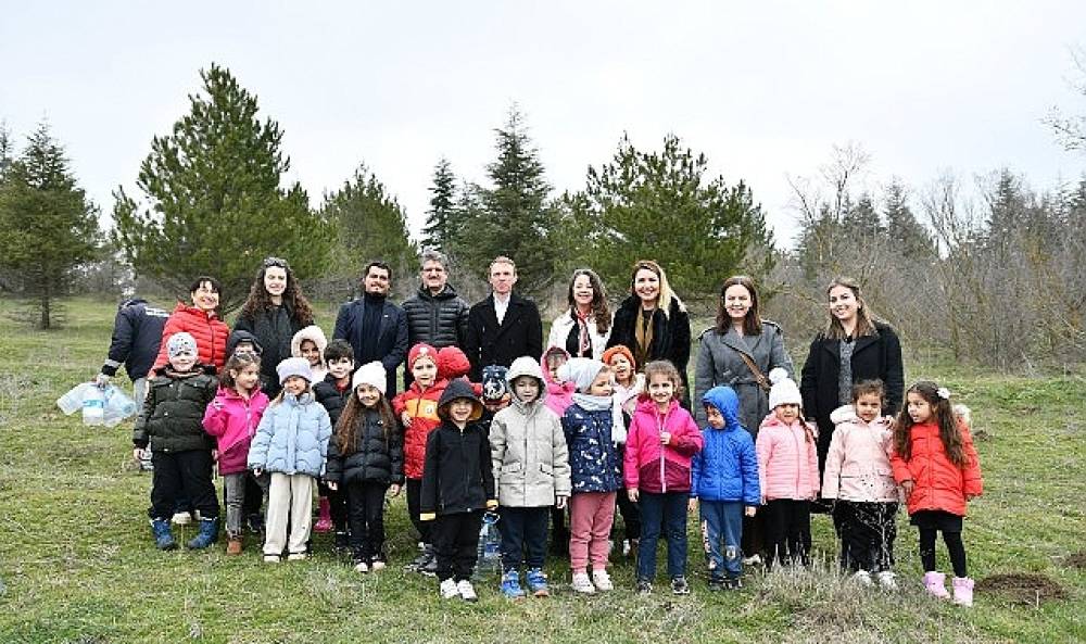 Orman Haftası'nda Minik Eller Fidanları Toprakla Buluşturdu