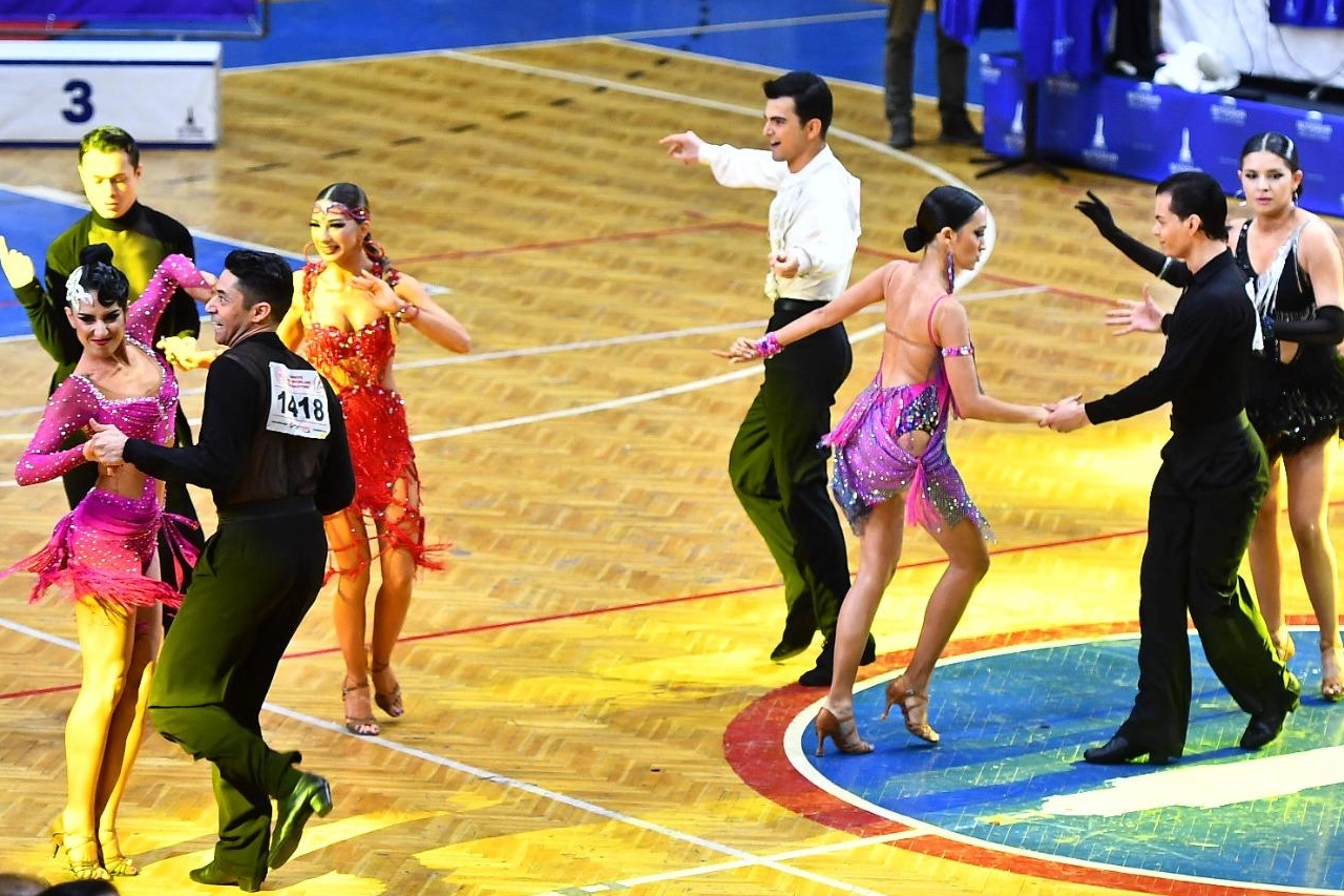 İzmir’de Dansın Ritmi Yükseldi: 400 Sporcu Renkli Görüntülerle Yarıştı