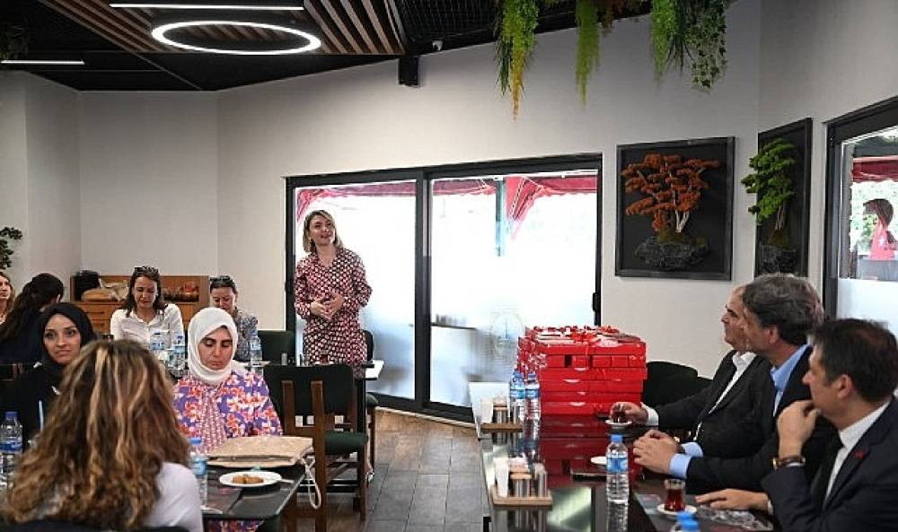 Kartepe'de Kadın Eğitimcilere Anneler G&uuml;n&uuml; S&uuml;rprizi