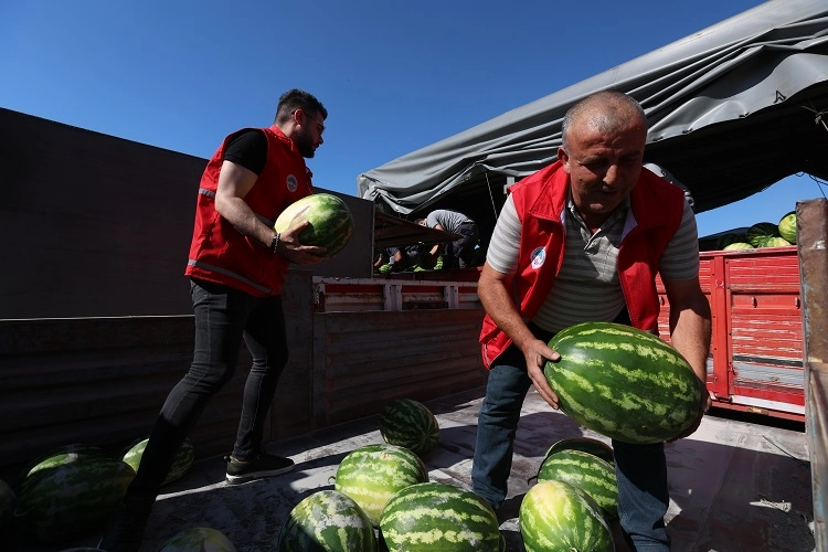 Kayseri'de Gönülden Karpuz İkramı
