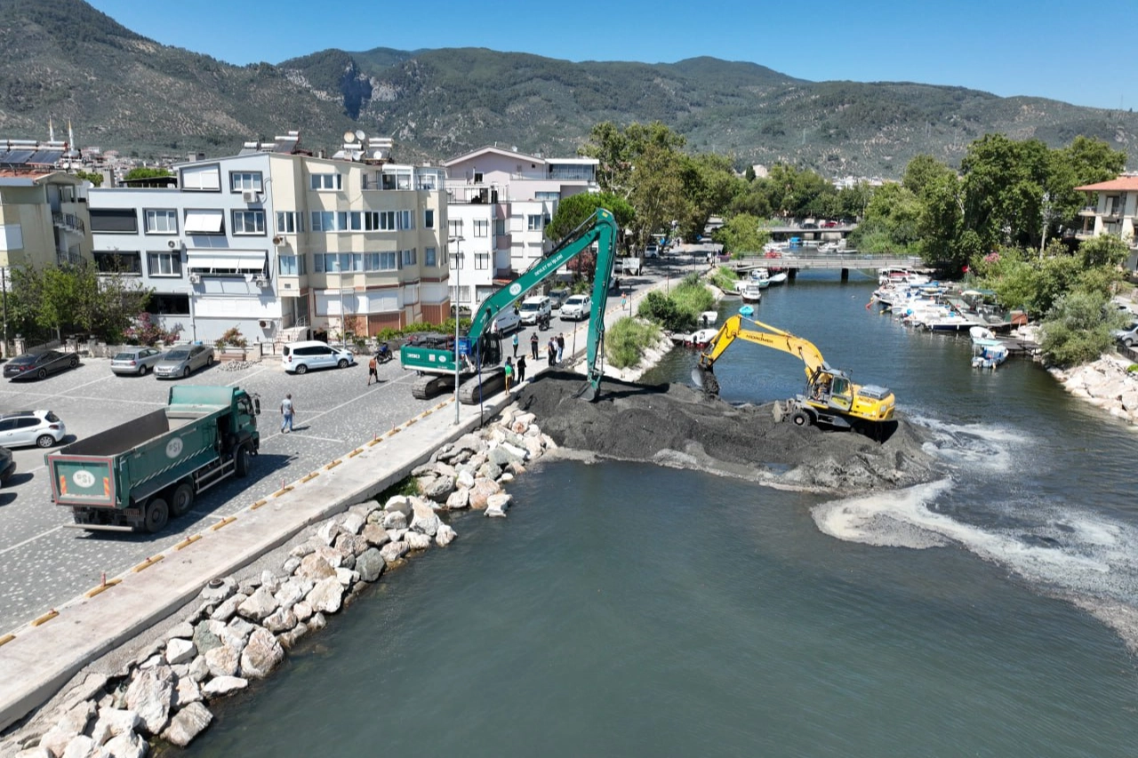 Edremit'te Çevresel Temizlik Çalışmaları Sürekli İlerliyor