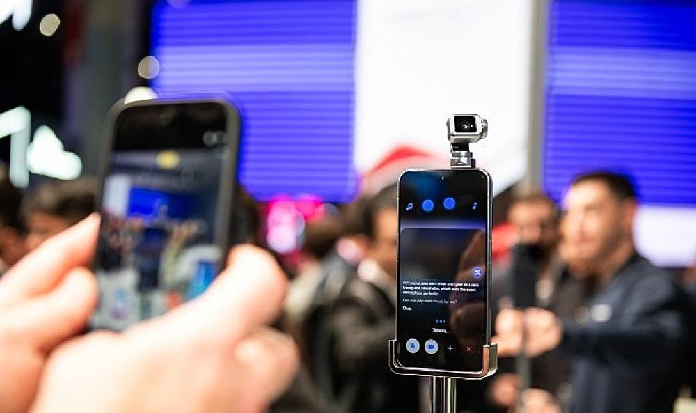 HONOR Robot Phone  d&uuml;nyaya tanıtılıyor