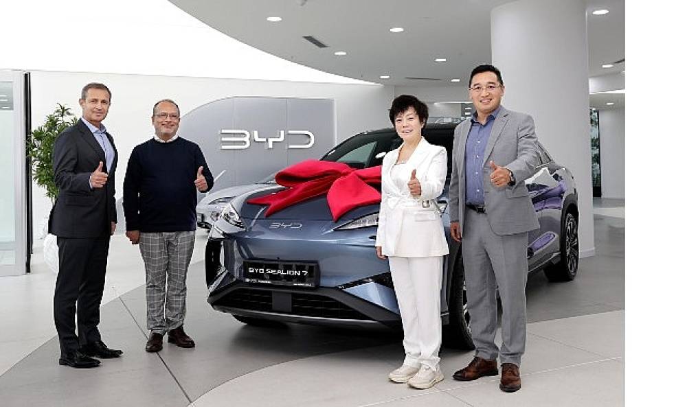 BYD Başkan Yardımcısı Stella Li, Türkiye'de İlk SEALION 7 Teslimatını Gerçekleştirdi