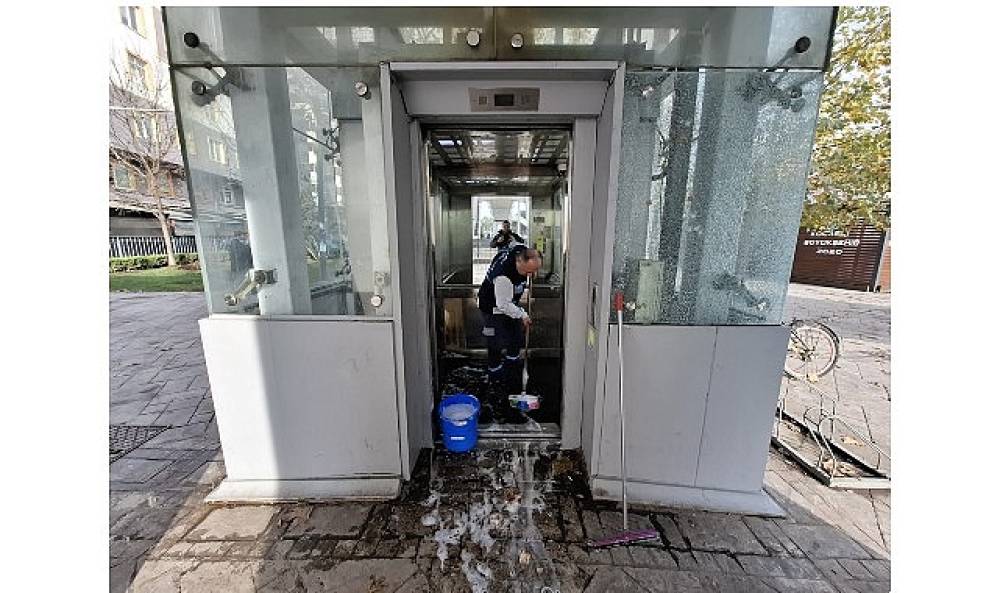 Üst geçit asansörleri Büyükşehir'le tertemiz