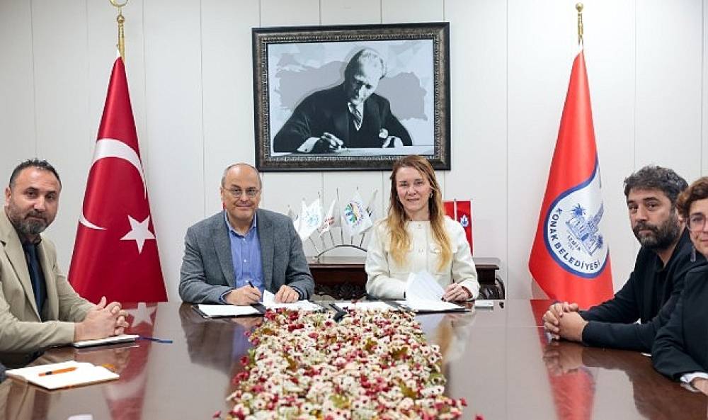 Konak Belediyesi ve BAYETAV'dan iş birliği: İmzalar eşit ve adil yaşam i&ccedil;in atıldı