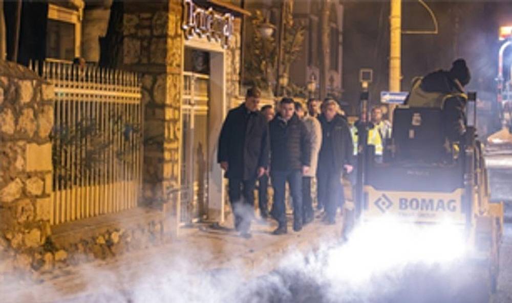 Başkan Tugay yol emek&ccedil;ileriyle gece mesaisinde buluştu