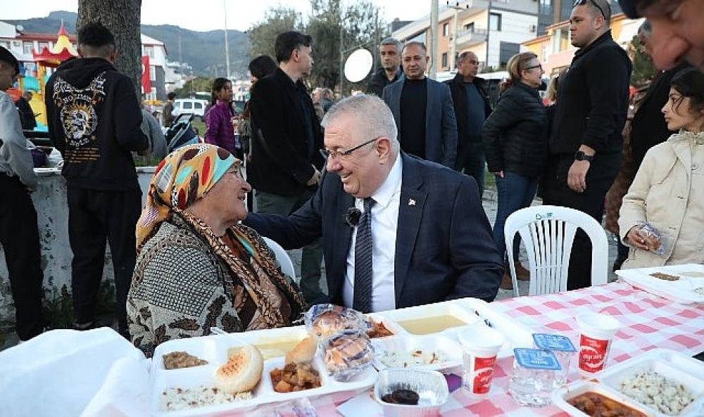Edremit Belediyesi iftar sofraları Altınoluk'ta kuruldu