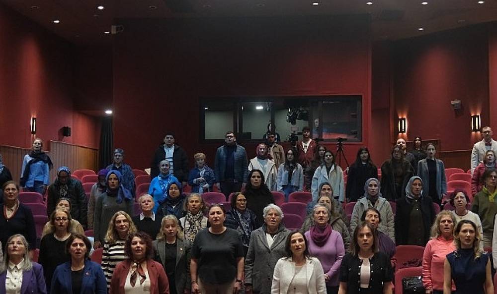 &Uuml;sk&uuml;dar'da &ldquo;İsmini Vermek İstemeyen S&ouml;yleşi" ile Kadınların Sessiz Kalan Sorunları Konuşuldu