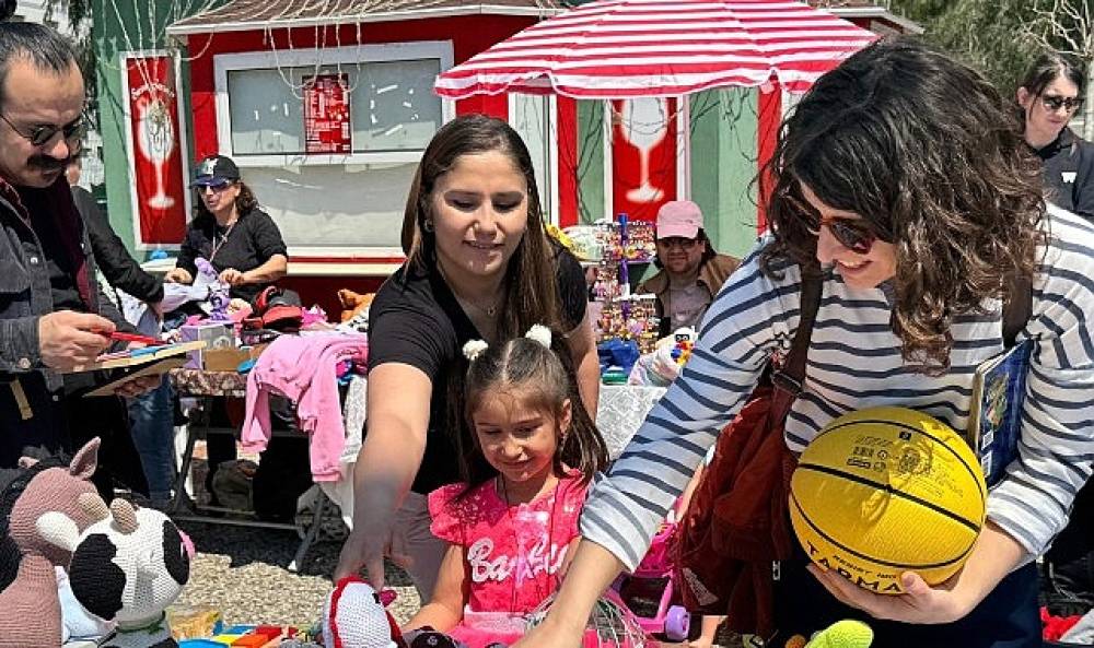 Karşıyaka'da '&Ccedil;ocuklar i&ccedil;in 2. El Pazarı'na b&uuml;y&uuml;k ilgi