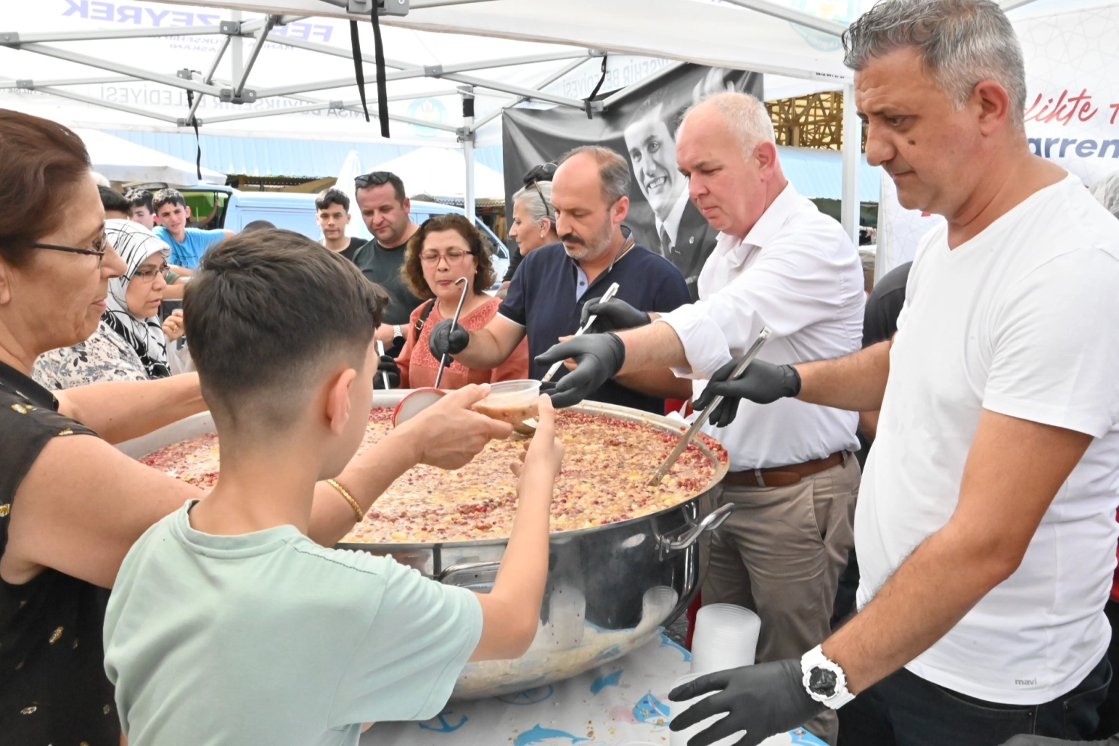  Manisa'da Geleneksel Aşure İkramları Sürüyor 