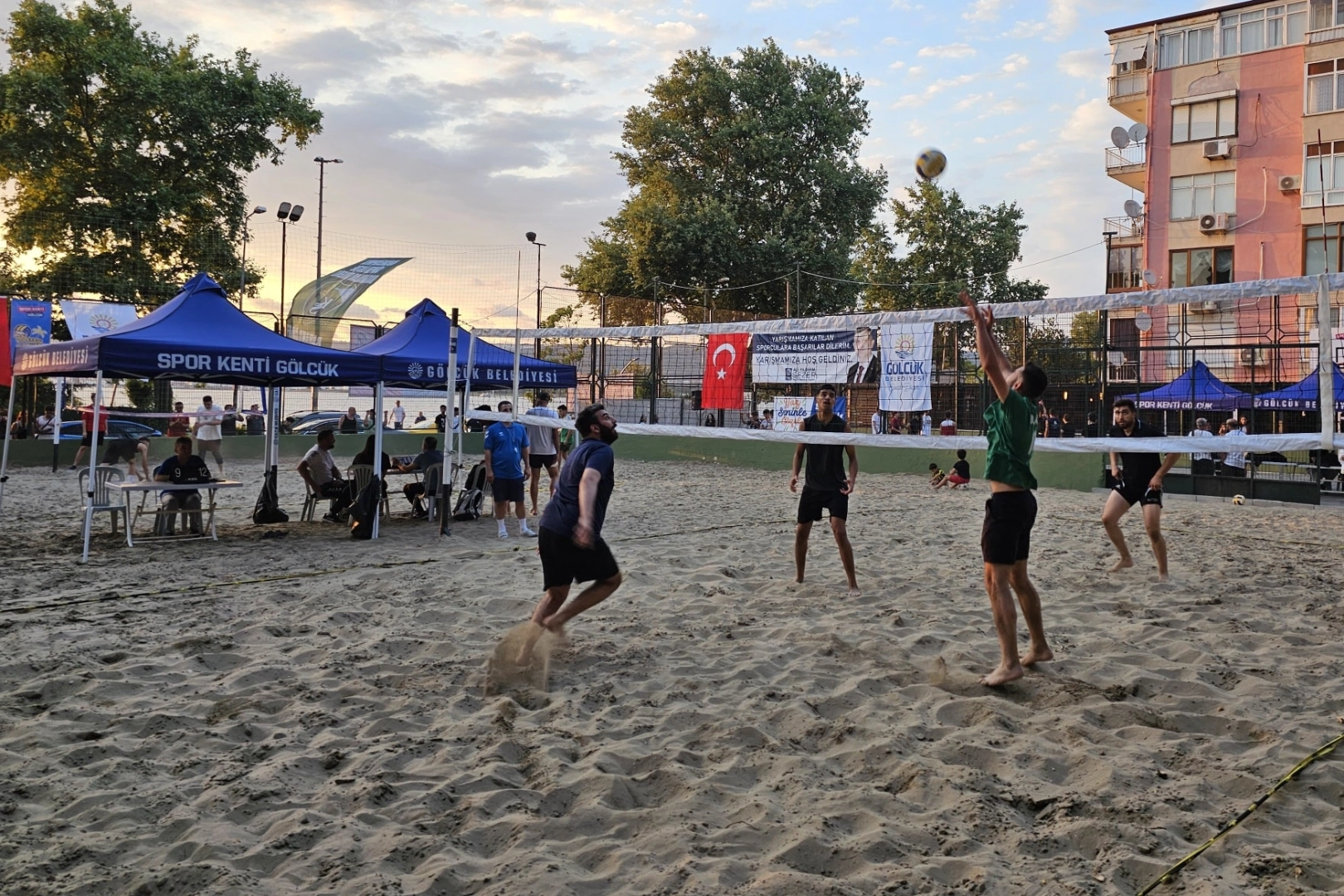 Gölcük'te Plaj Voleybolu Coşkusu Başladı