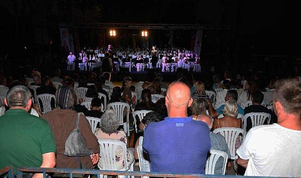 Kemer'de "Can dostları" i&ccedil;in konser