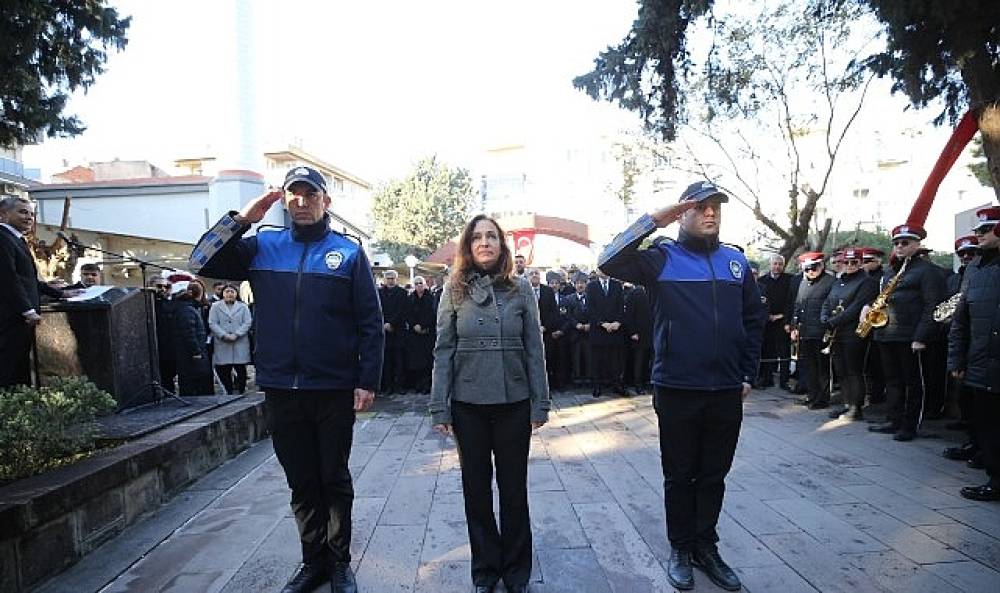 Karşıyakalılar Z&uuml;beyde Anne'yi kabri başında andı