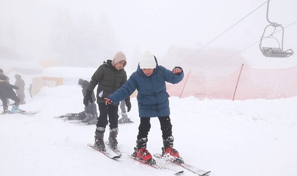 Osmangazi Belediyesi'nden &Ccedil;ocuklara Uludağ'da Kayak S&uuml;rprizi